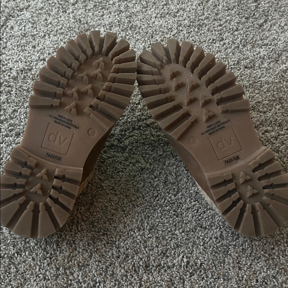 DV by Dolce Vita Women’s Tan Suede Slip-On Clogs, size 6 - Picture 5 of 5